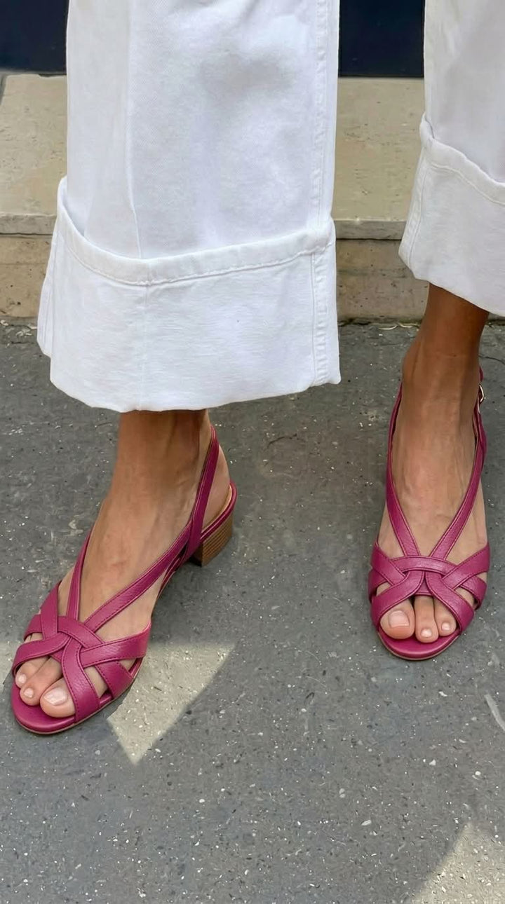 Slingback sandali v nude barvi iz usnja z prepletenimi trakovi in nizko peto