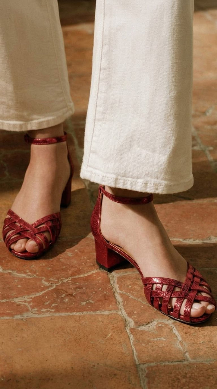 Široki peep toe petki v zlati barvi z gležnjarjem in sponko