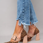 Elegantni petki Alma Ljubljana, susana, v črni barvi, s svilnato površino in modernim dizajnom, prikazani na beli podlagi.