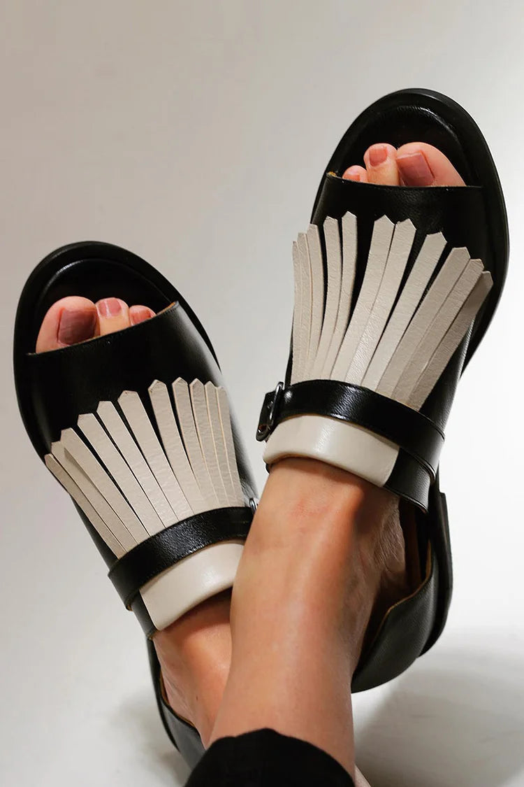 Sandali slip-on z odprto okroglo konico v kontrastni barvi z resicami
