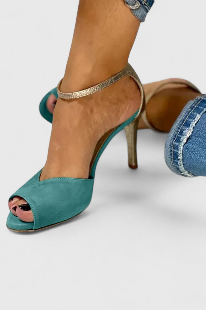 Elegantni črni petki Rosana Alma Ljubljana, stilni in sofisticirani za vsak modni videz, prikazani na platnu.