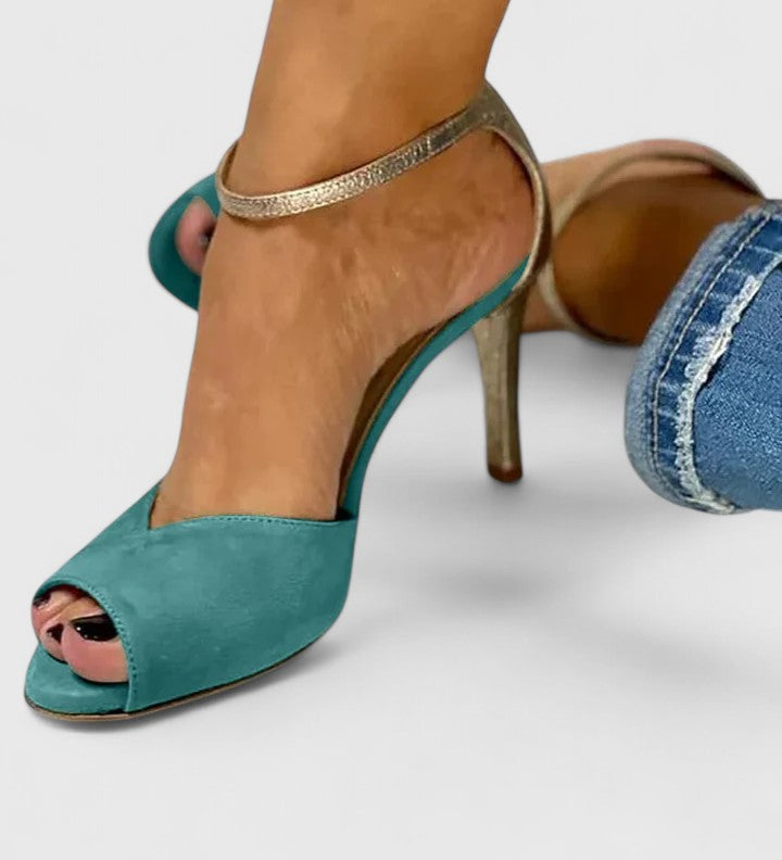 Elegantni črni petki Rosana Alma Ljubljana, stilni in sofisticirani za vsak modni videz, prikazani na platnu.