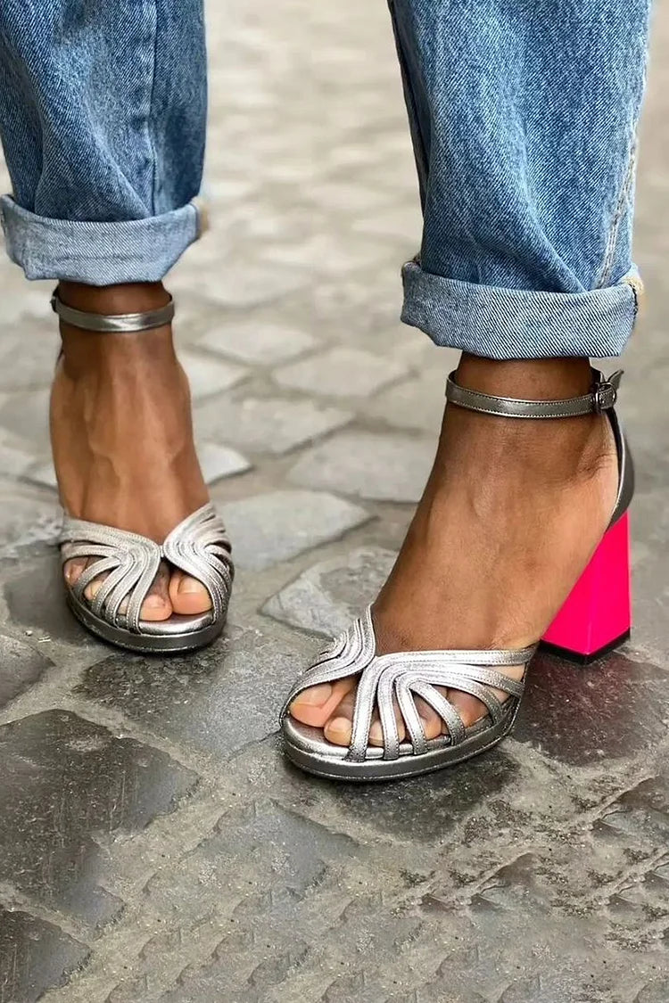 Široki peep toe čevlji v barvnem bloku z elegantnim sijajem in gležnjarjem