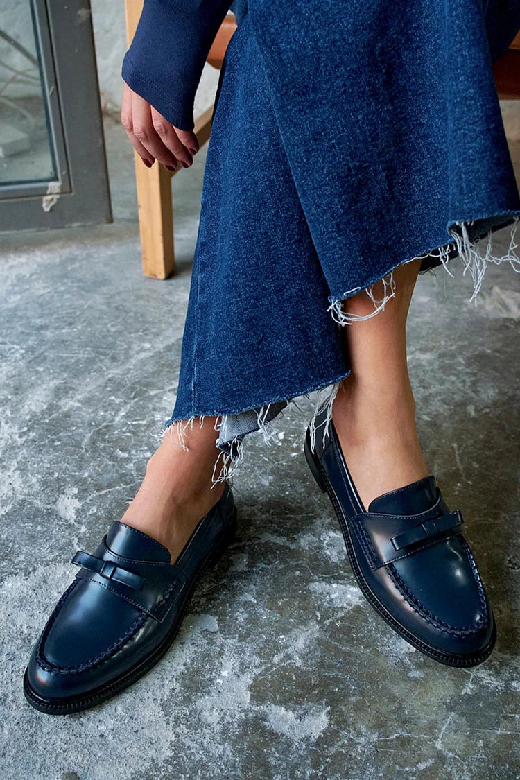 Moccasini patchwork modri mornar s krožno konico v enotni barvi z mašnjo