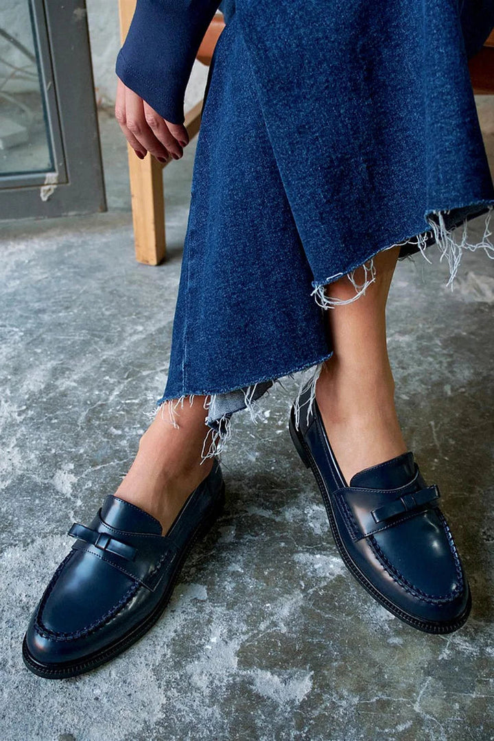Moccasini patchwork modri mornar s krožno konico v enotni barvi z mašnjo