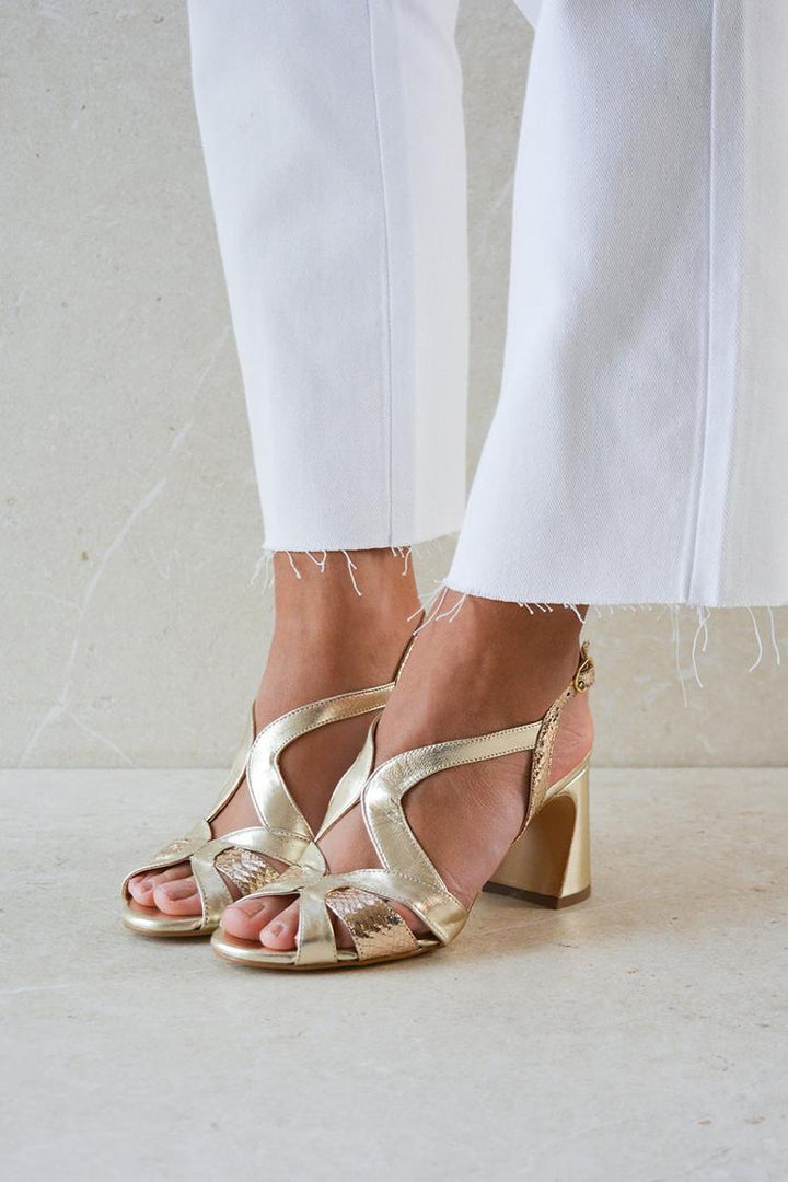 Široki visokotlačni cut-out peep toe sijajnega nepravilnega dizajna