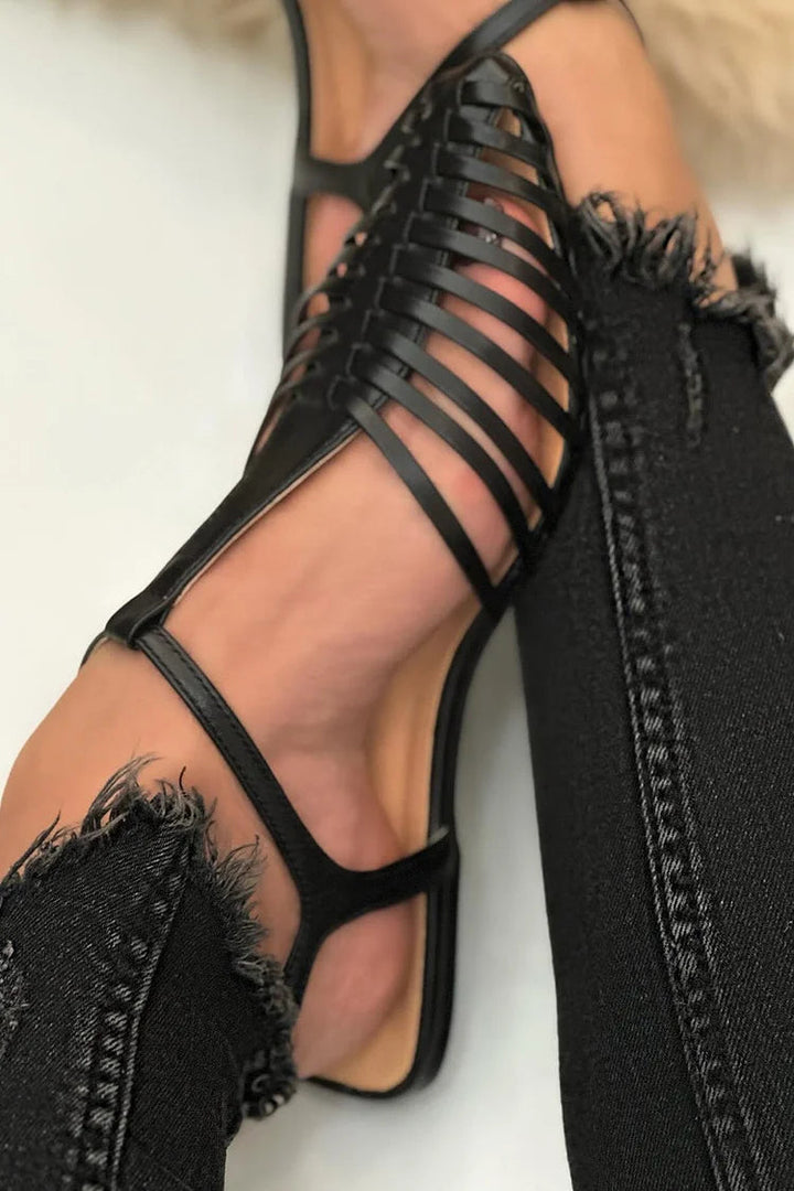Osnovni casual sandali s cut-out obliko v črni barvi s T-trakom
