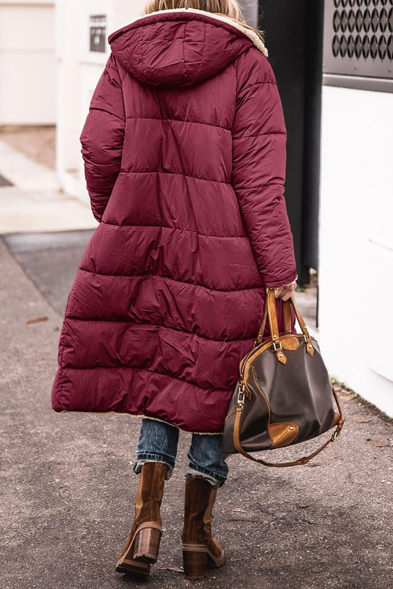 Eleganten okretni kaput Jasna znamke Mila Ljubljana v svetli barvi, s širokim ovratnikom in elegantnim krojem.
