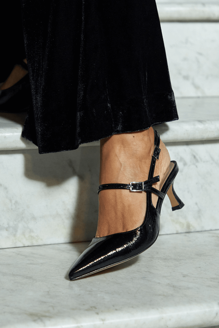 Svetleči slingback petki črni s konico
