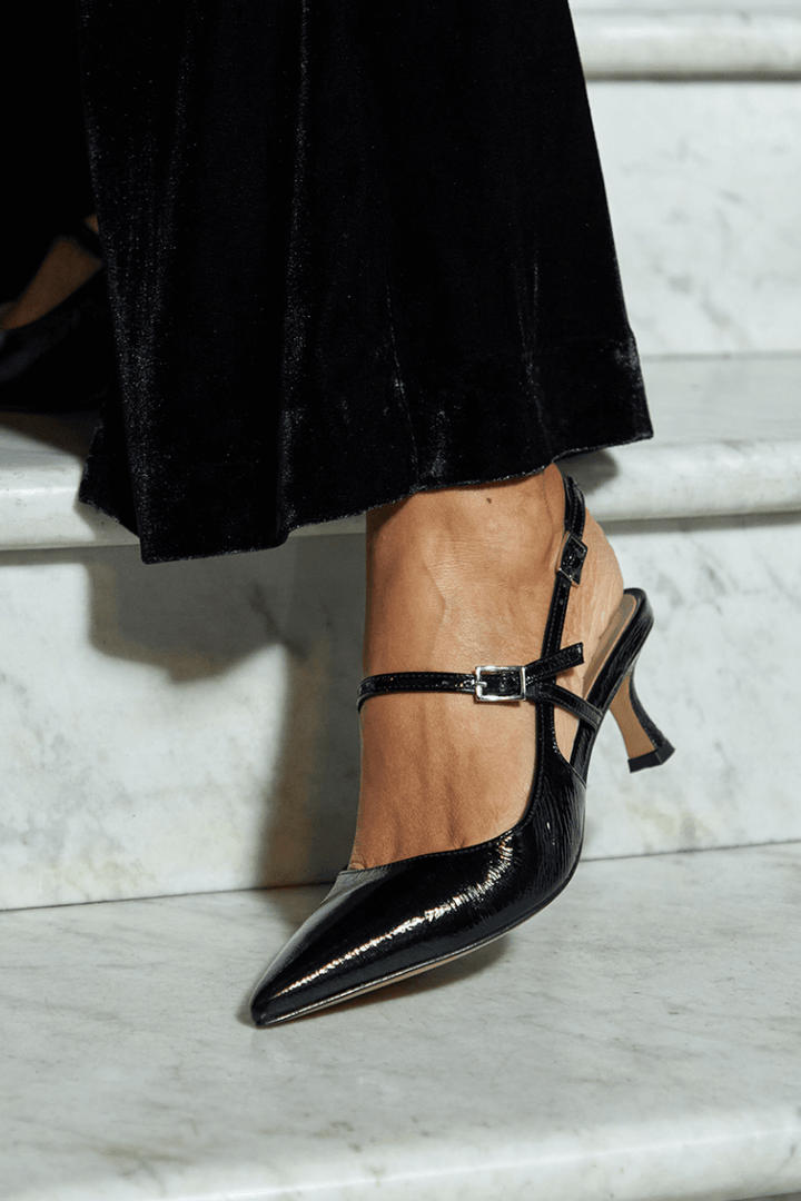 Svetleči slingback petki črni s konico