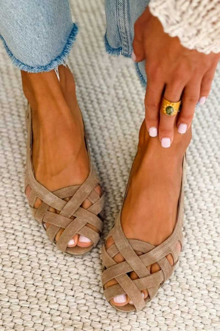 Sandal s odprto konico, pleteno, nizko in s križnimi trakovi