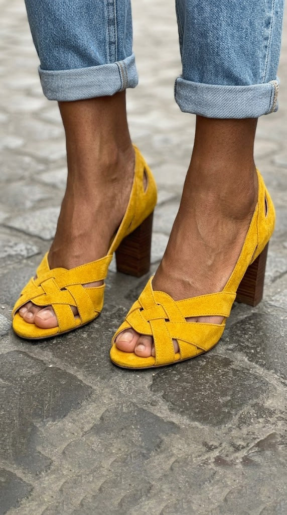 Čevlji s blokastim peto cut-out peep toe pleteni iz semiša gorčične barve