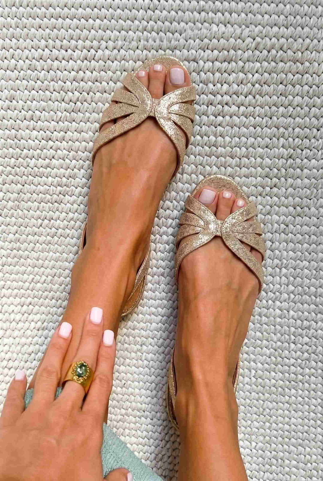 Nizki zlatni slingback sandali z odprto konico in trakovi