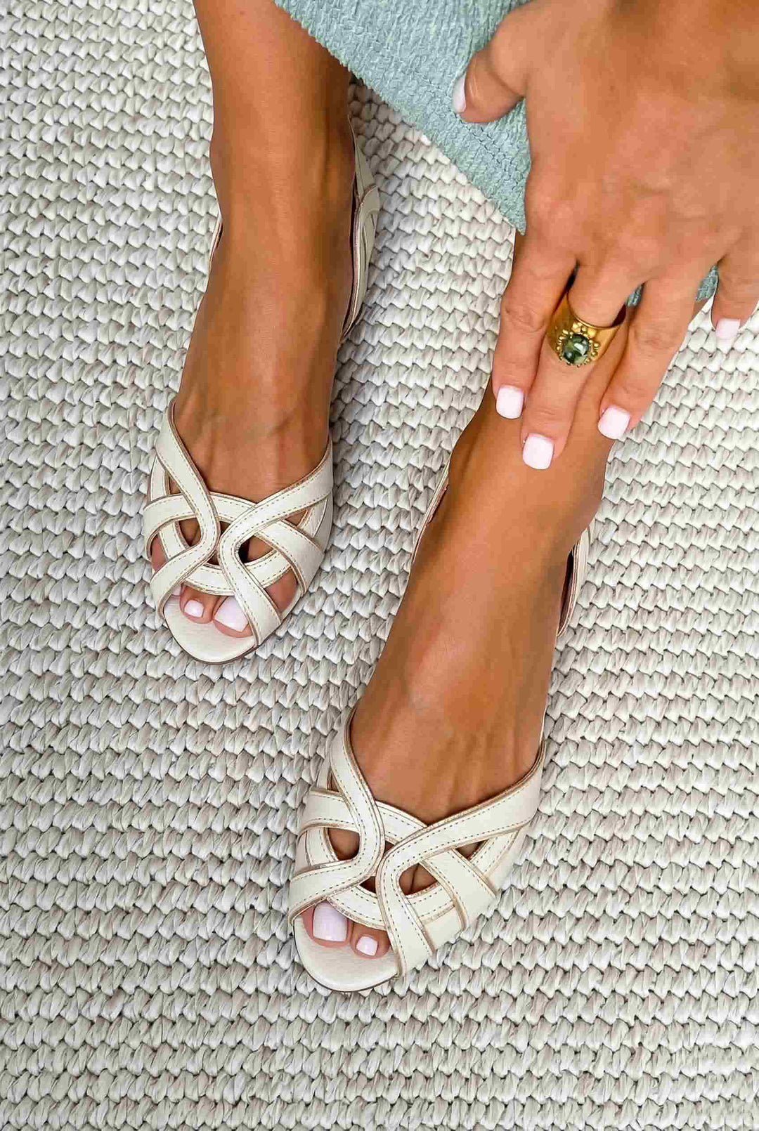 Slingback sandali z izrezom in odprtim prstom, nizki, beli z trakovi