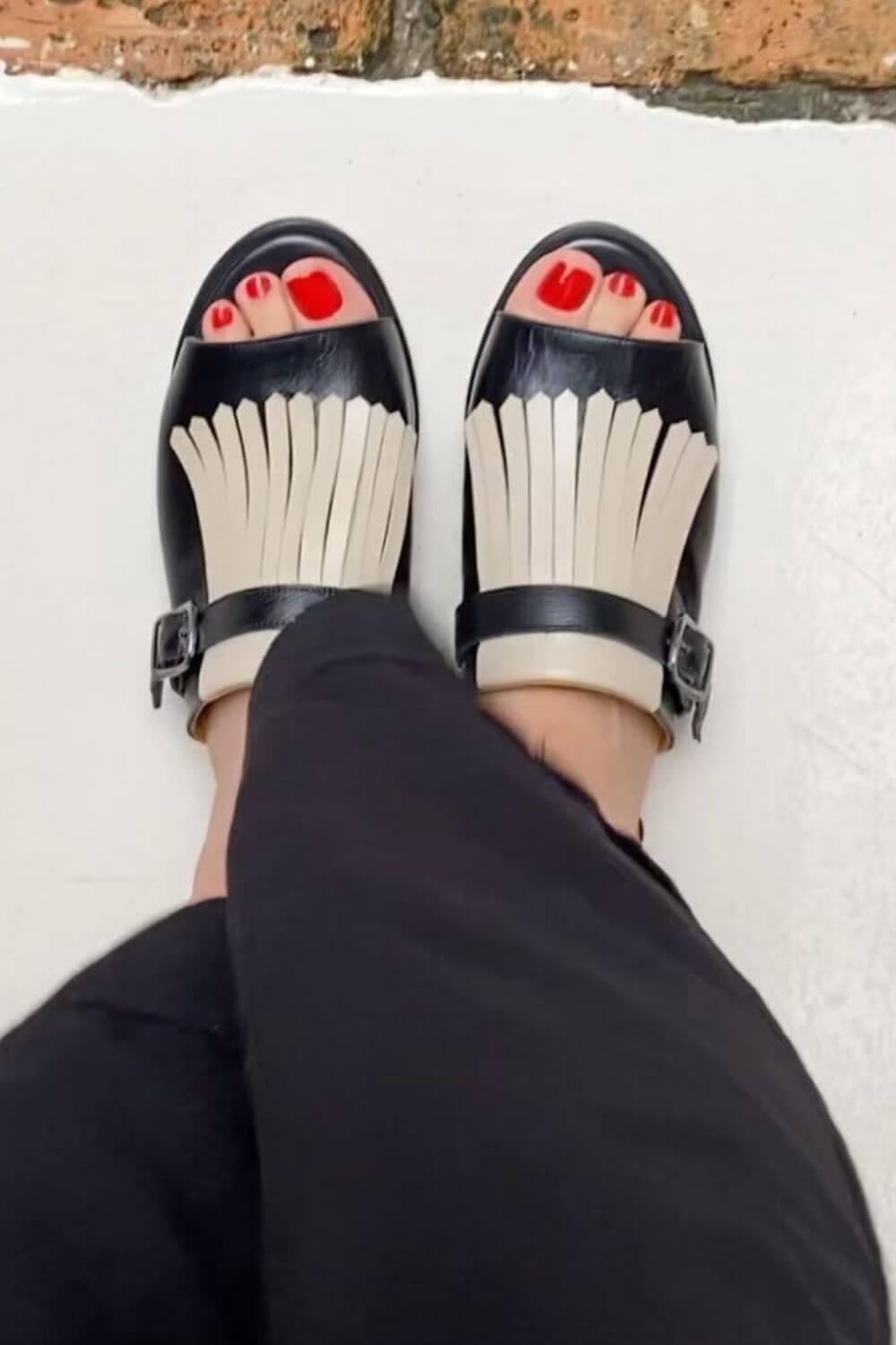 Sandali slip-on z odprto okroglo konico v kontrastni barvi z resicami