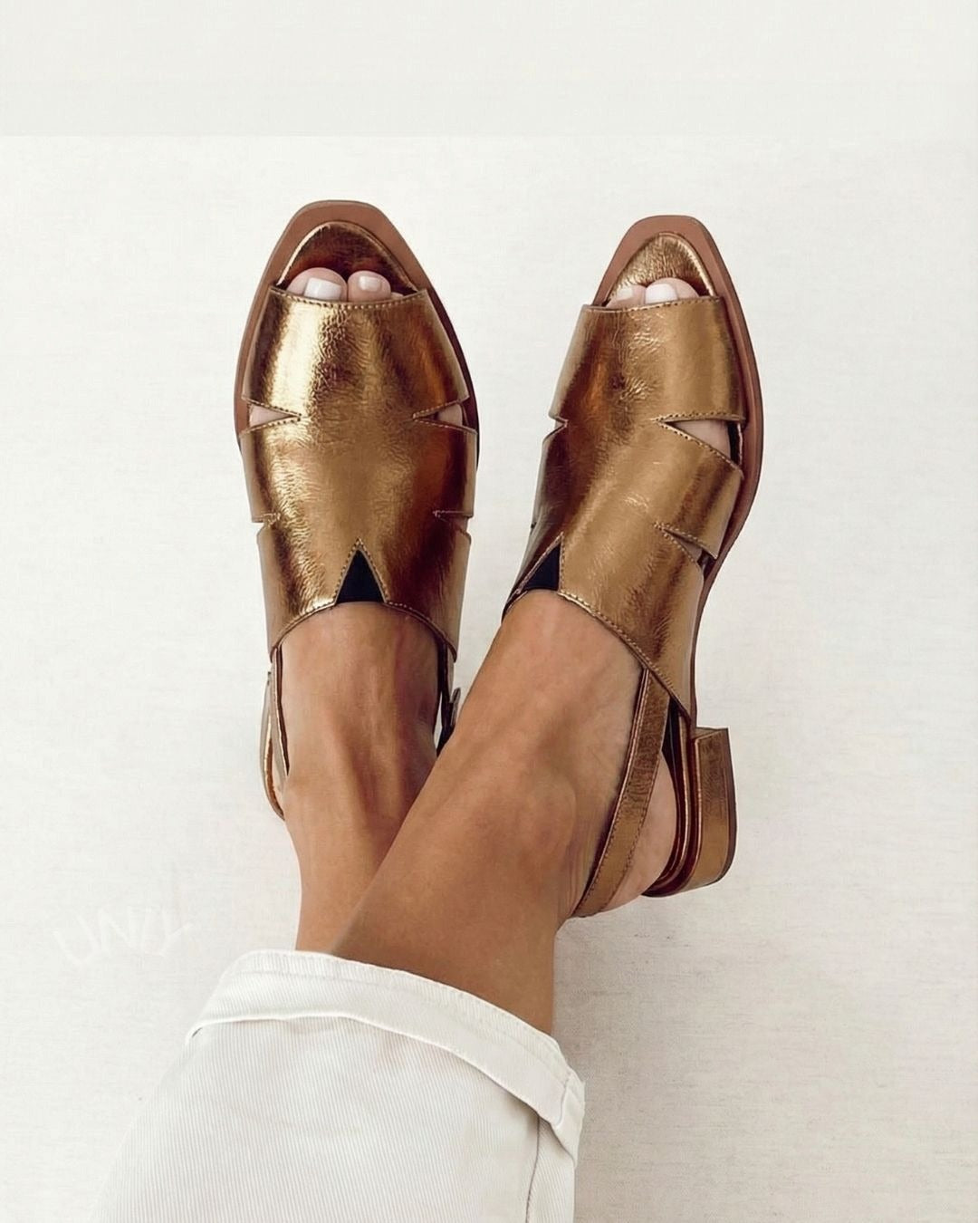 Slingback sandali z izrezom in odprtim prstom, nizki, metalizirani, zlati