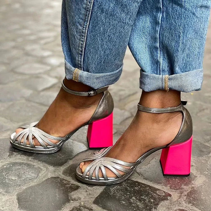 Široki peep toe čevlji v barvnem bloku z elegantnim sijajem in gležnjarjem