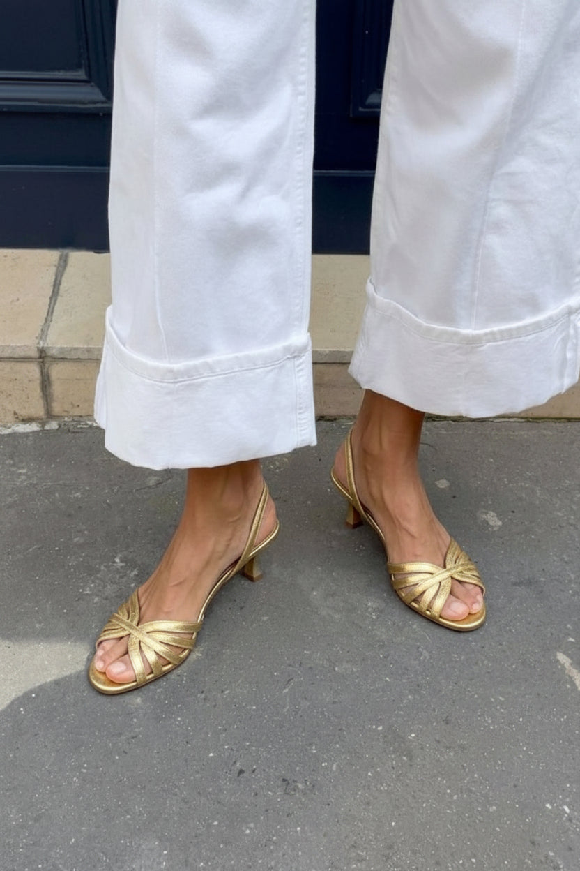 Slingback sandali z metaliziranimi trakovi in kitten peto