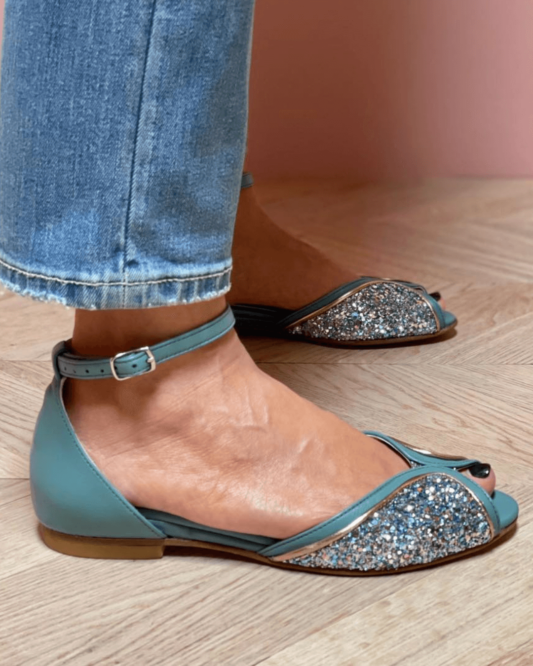 Sandali peep toe s sijočim patchworkom in zaponko za gleženj
