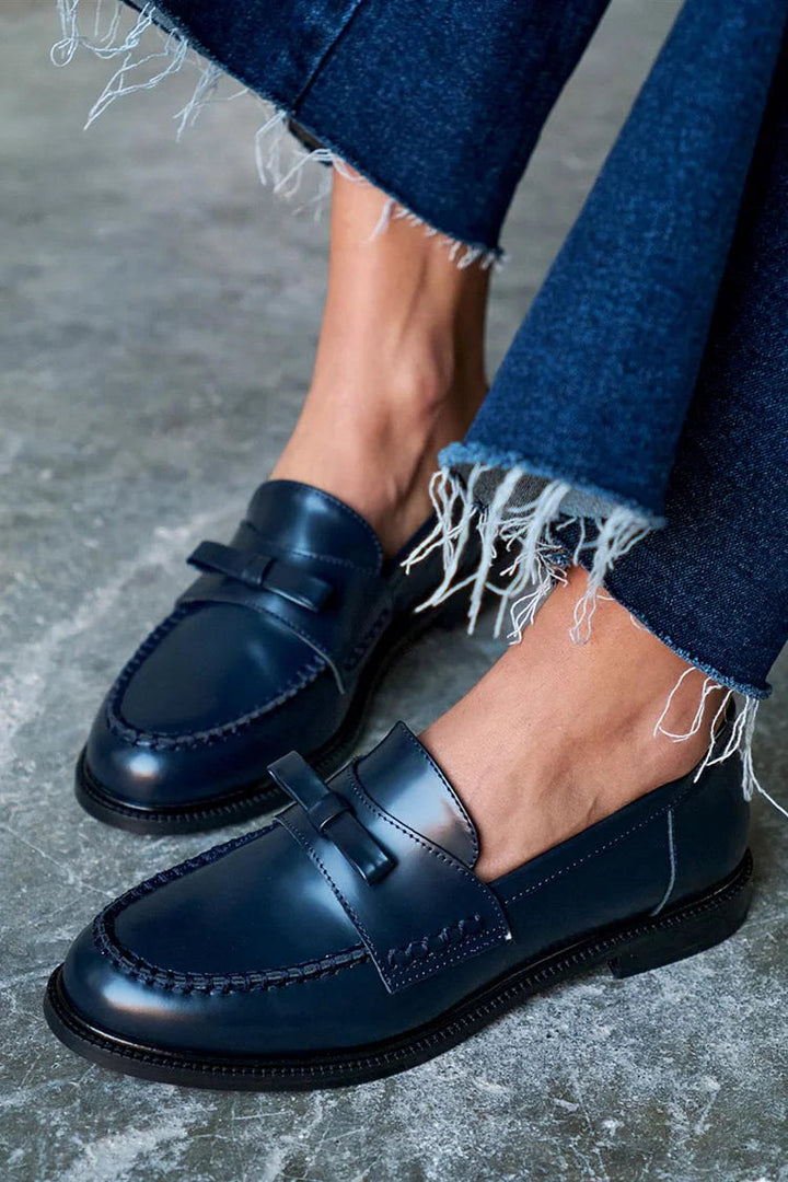 Moccasini patchwork modri mornar s krožno konico v enotni barvi z mašnjo
