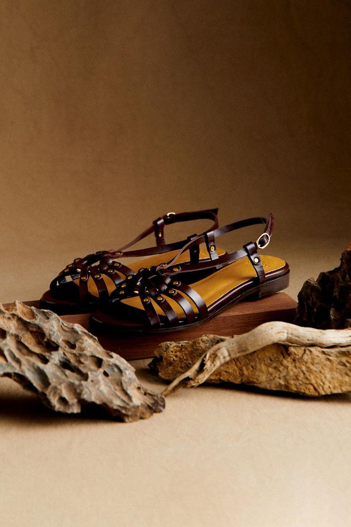 Sandali cut-out peep toe Temno Rjavi z metalnimi zakovicami