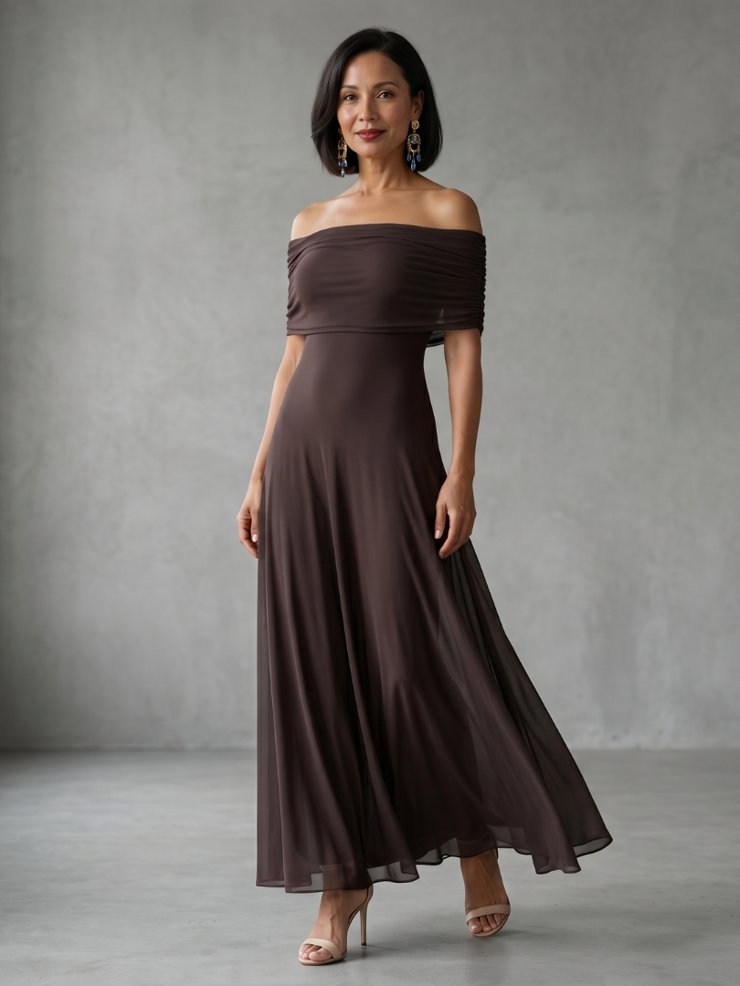 Ženska obleka Alma Ljubljana z ravnimi rokavi in nabranim midi krojem, bela in elegantna, na modelu.