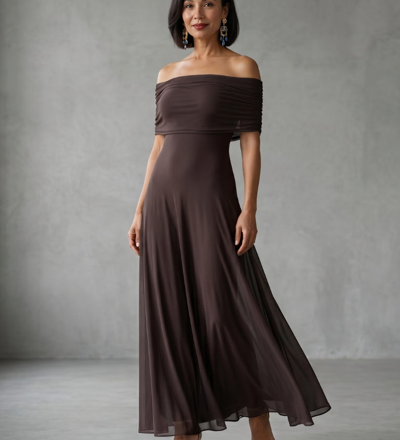 Ženska obleka Alma Ljubljana z ravnimi rokavi in nabranim midi krojem, bela in elegantna, na modelu.