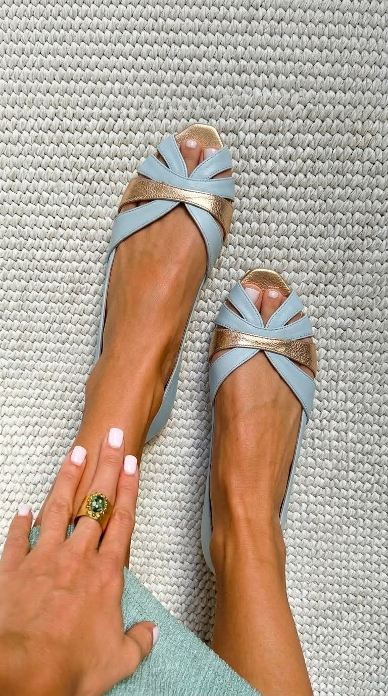 Metalizirane balerinke peep toe v modri in zlati barvi