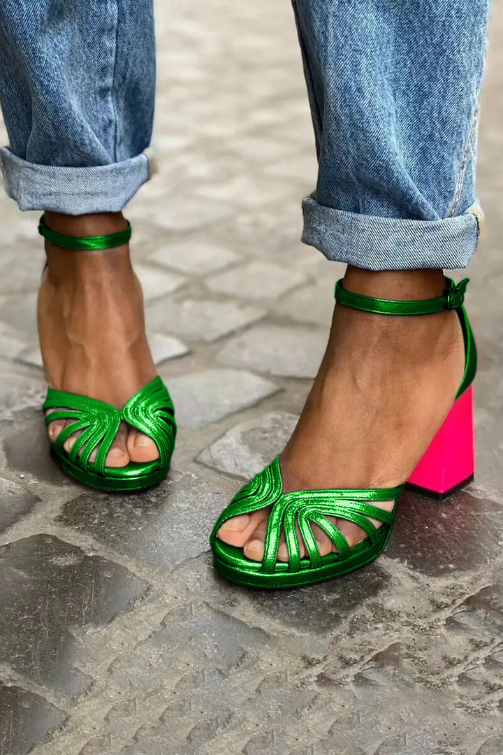 Široki peep toe čevlji v barvnem bloku z elegantnim sijajem in gležnjarjem