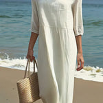 Ženska casual obleka Alma Ljubljana, udobna in modna, prikazana na sliki s poudarkom na kroju in materialu.