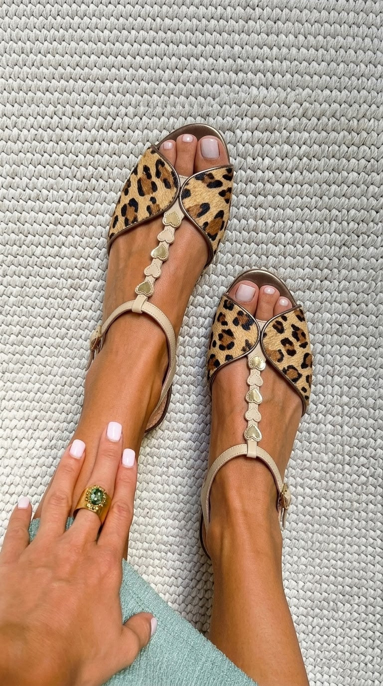 Sandali peep toe z leopardjim vzorcem v zlati barvi iz konjske dlake s T-trakom in srcem