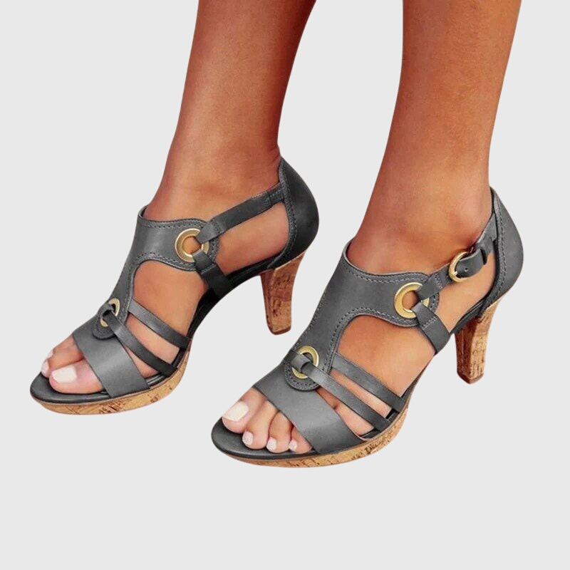 Udobni petki Patricia Alma Ljubljana, mehki in barviti, prikazani na beli podlagi.