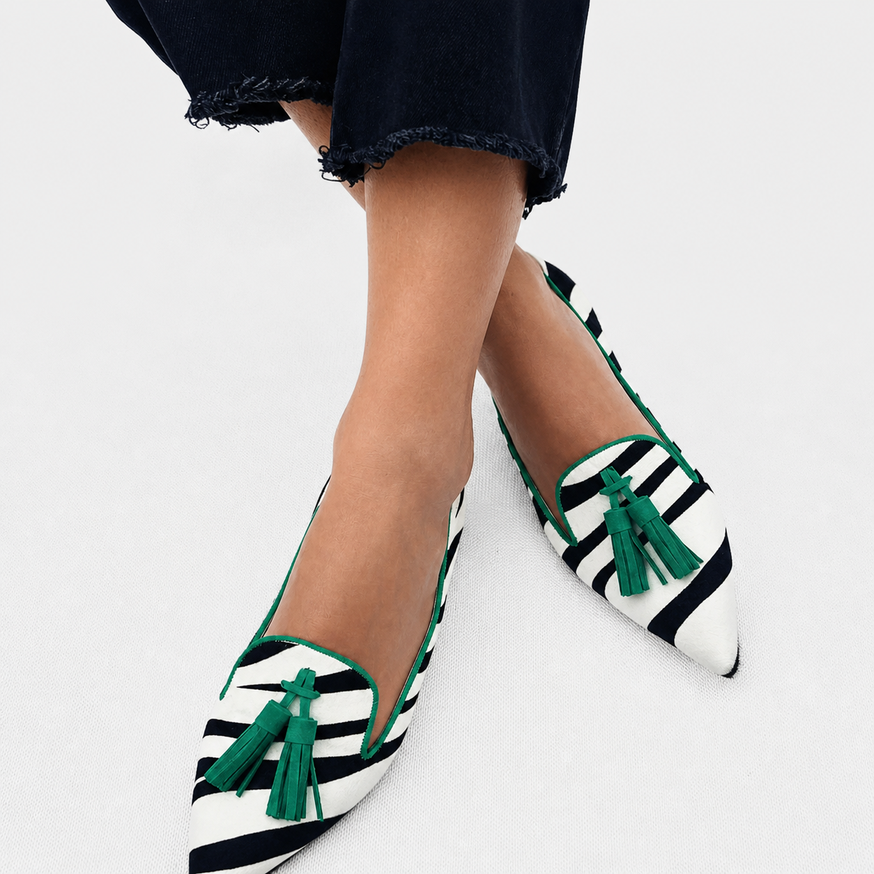 Zeleni mokasini Riane™ Zebra Alma Ljubljana, usnjeni čevlji s črtastim vzorcem, elegantni in udobni za vsak dan.