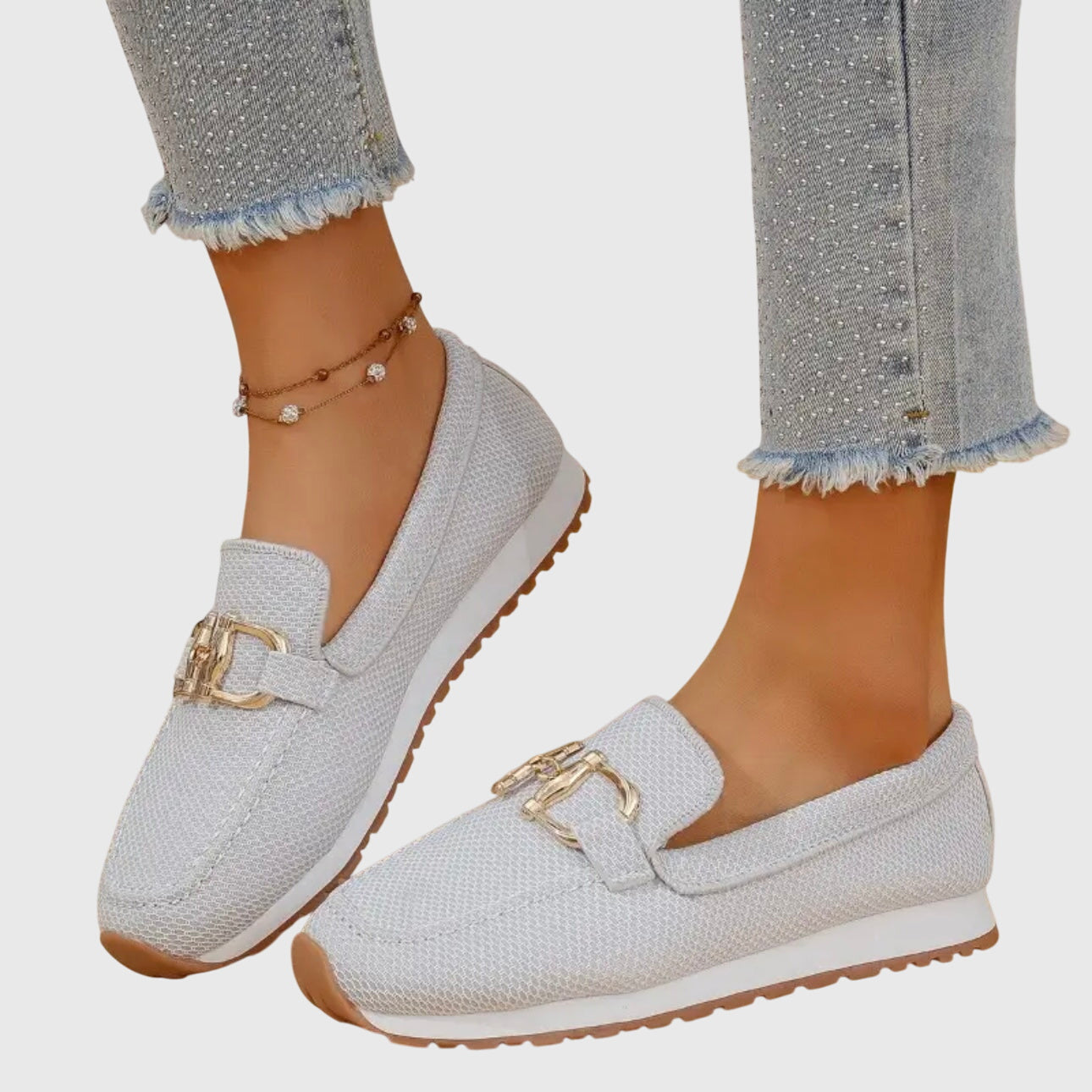 Ortopedski loafer čevlji Susie znamke Alma Ljubljana v bež barvi, prikaz na modelu, udoben in eleganten dizajn