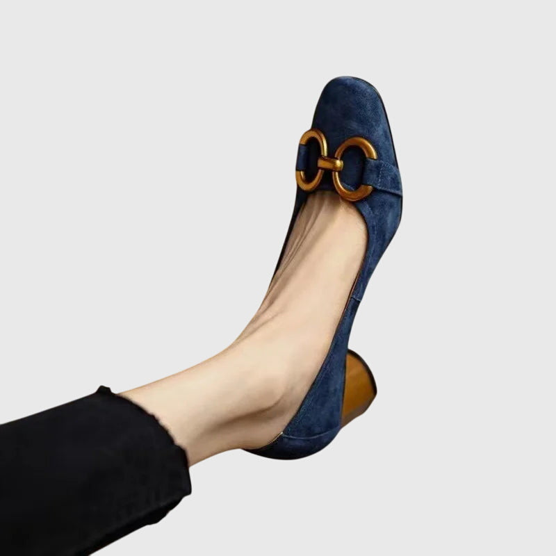 Elegantne visoke petke Dorothy Alma Ljubljana, črne z ozkim pasom in visokim petkom, prikazane na nogah na beli podlagi.