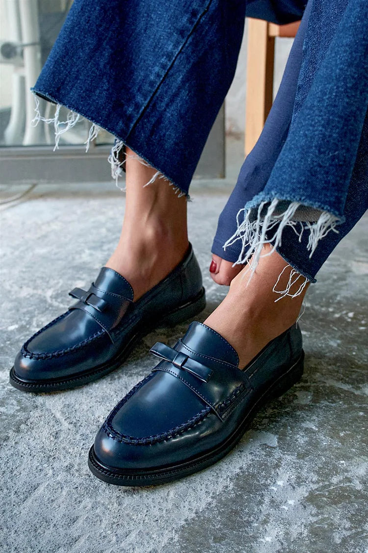 Moccasini patchwork modri mornar s krožno konico v enotni barvi z mašnjo