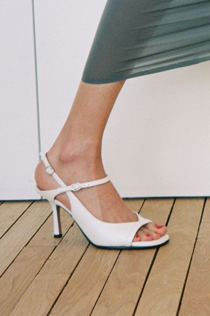 Čevlji s peto slingback z učinkom kače črni z odprto konico