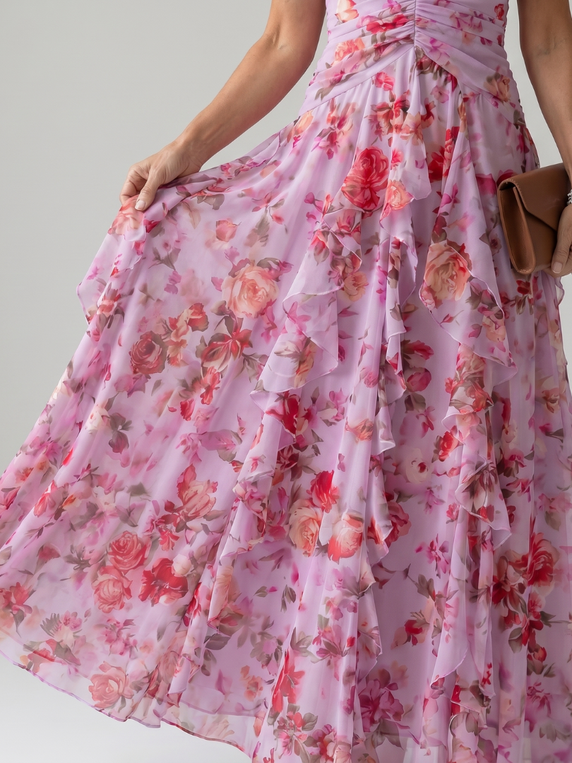 Maxi obleka Nori Alma Ljubljana s rožnatim vzorcem in halter ovratnikom, elegantno in sproščeno oblačilo