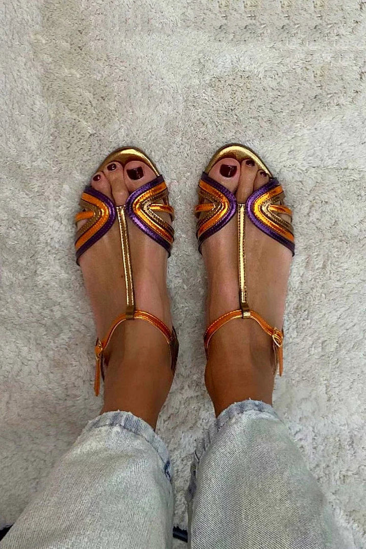 Multicolorna in zlata peep toe sandala z zaponko in T-trakom