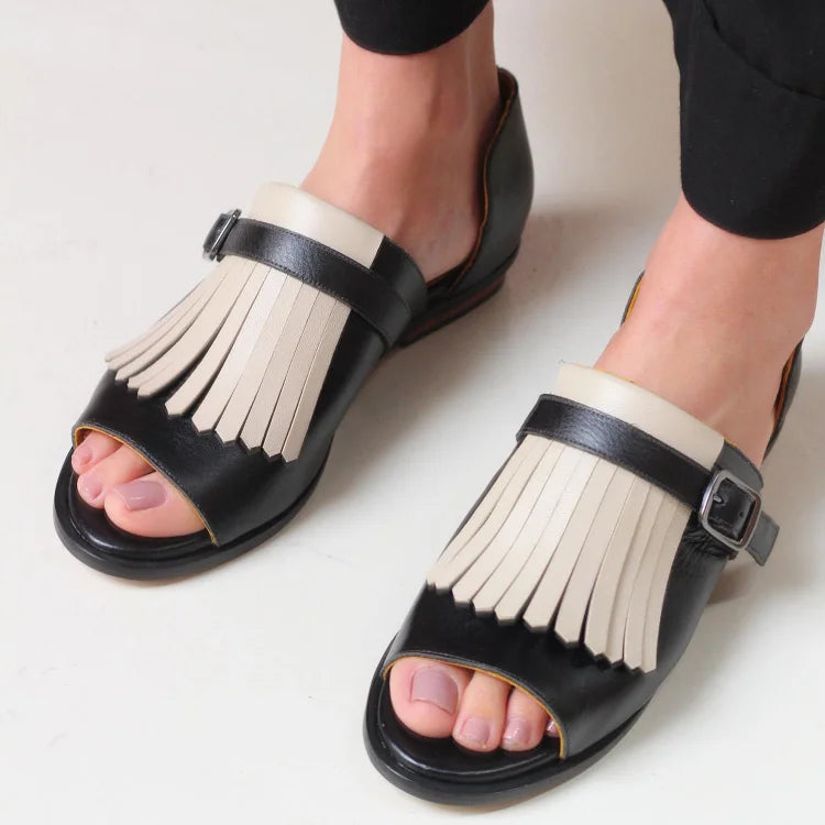 Sandali slip-on z odprto okroglo konico v kontrastni barvi z resicami