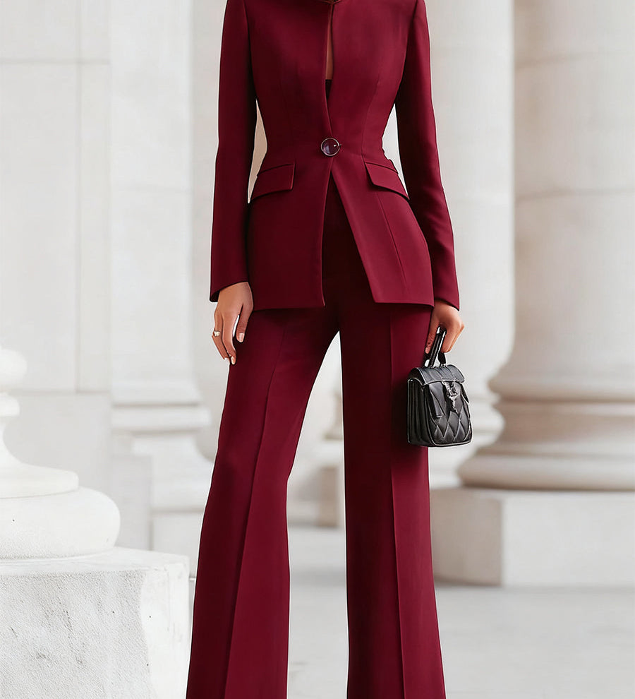 Elegantni blazer in hlače Alma Ljubljana Solenne set, sodobno oblikovan ženski poslovni komplet, v svetlo modri barvi.