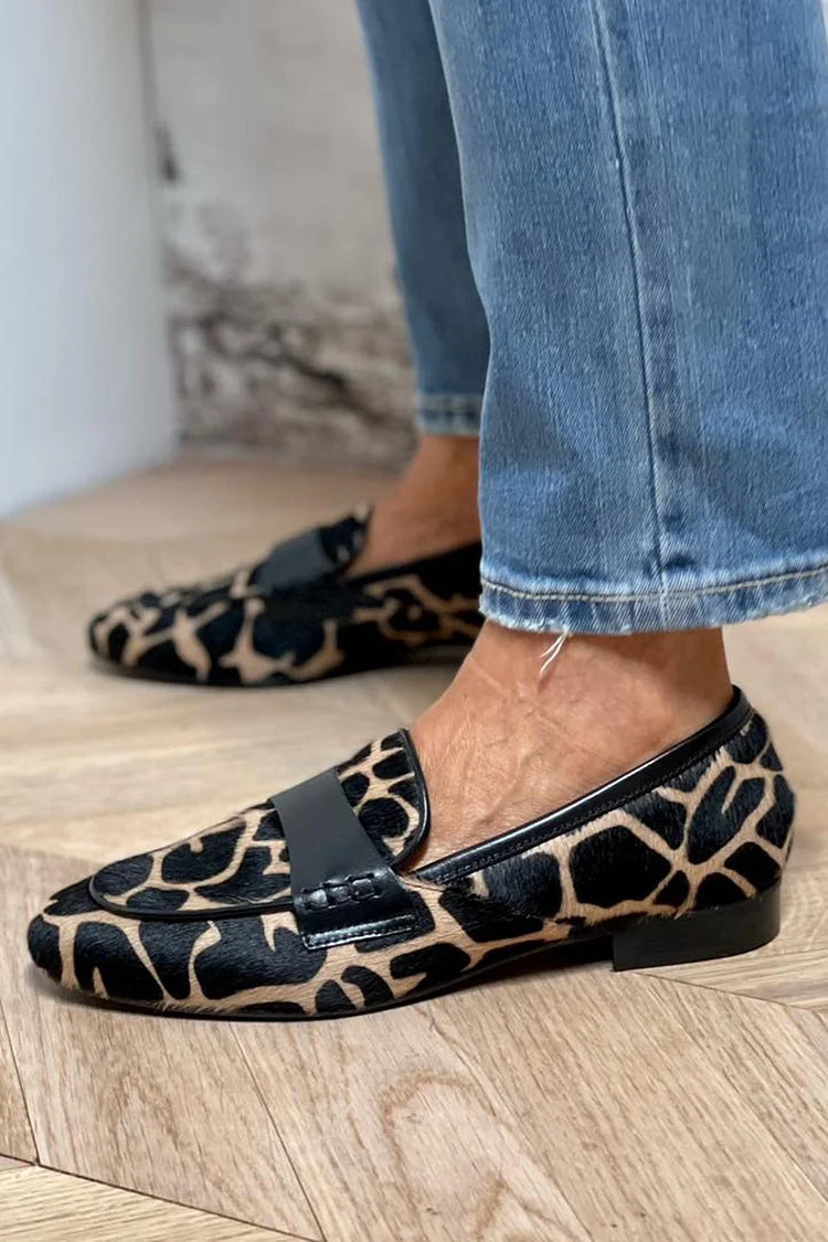 Ekskluzivni mokasini Nora z nizko peto, Alma Ljubljana, prikazani v elegantni črni barvi na beli podlagi.