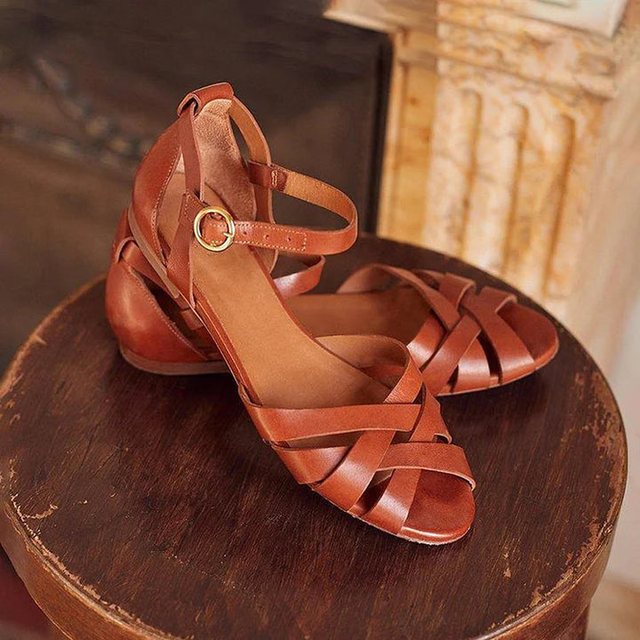 Sandali cut-out peep toe v enotni barvi s trakcem okoli gležnja in zaponko