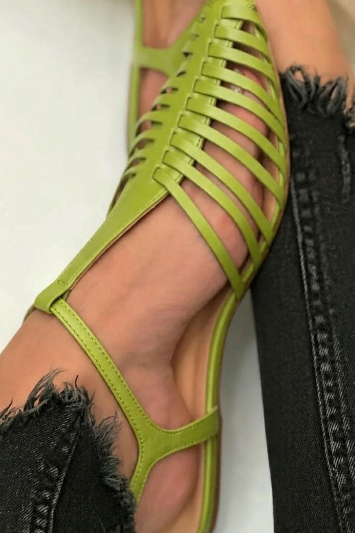 Osnovni casual sandali s cut-out obliko v črni barvi s T-trakom