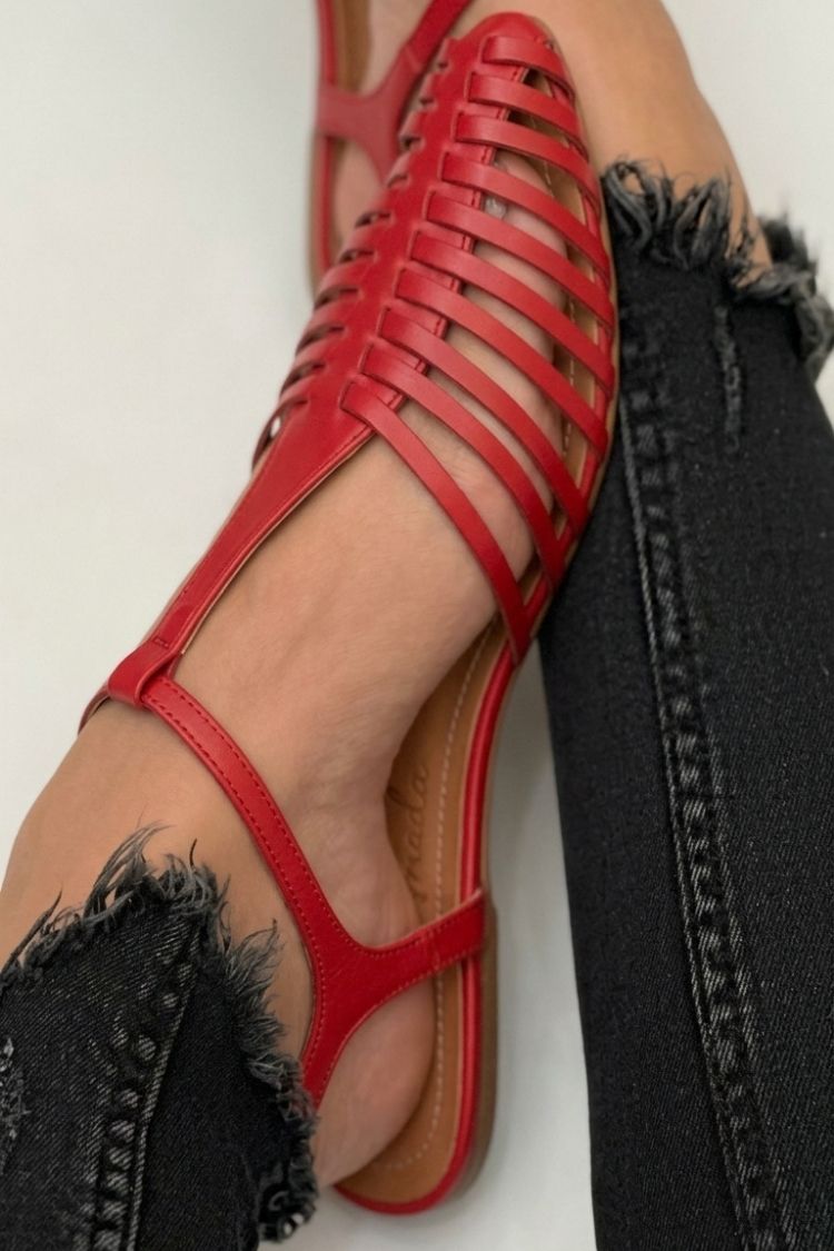 Osnovni casual sandali s cut-out obliko v črni barvi s T-trakom