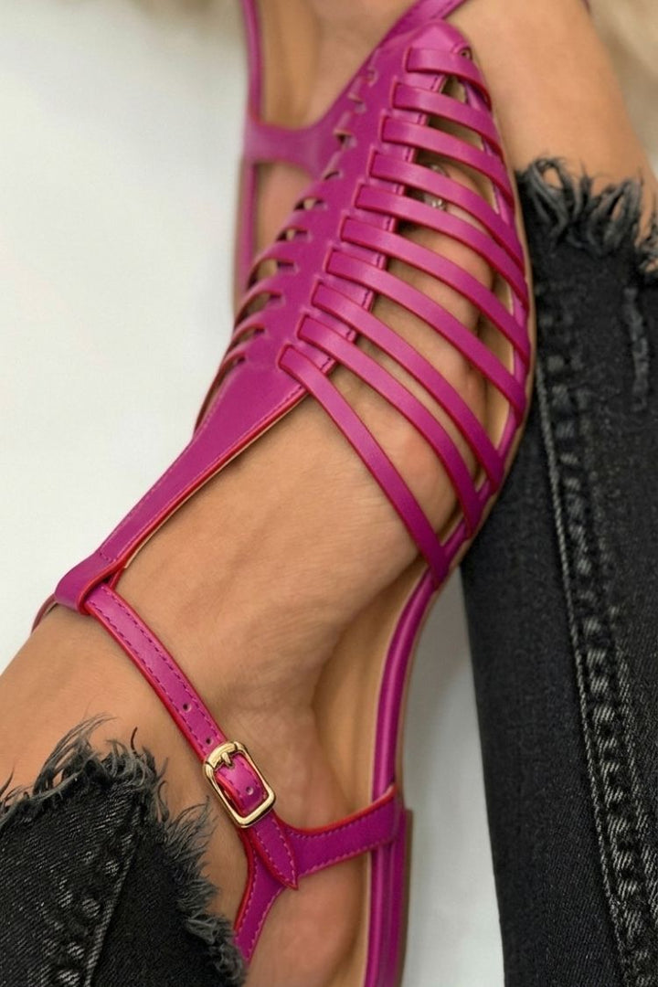 Osnovni casual sandali s cut-out obliko v črni barvi s T-trakom