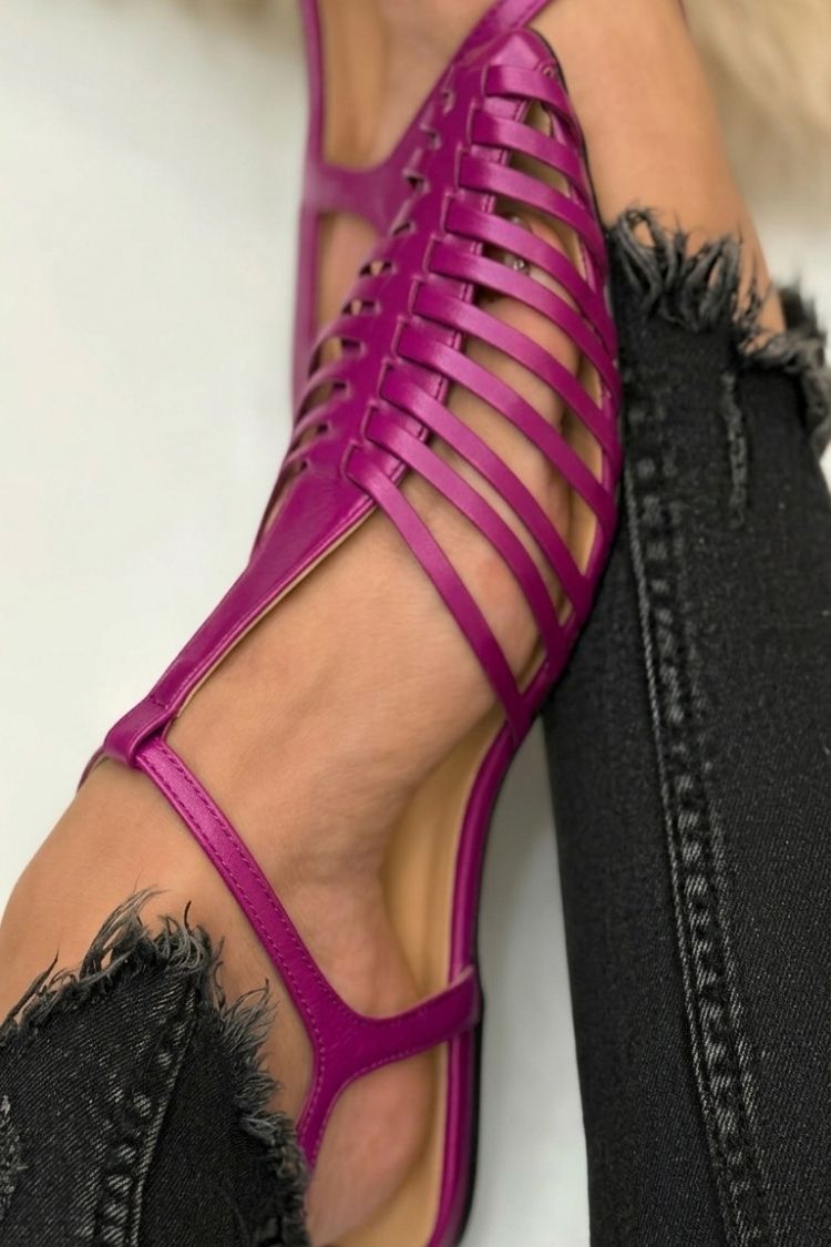 Osnovni casual sandali s cut-out obliko v črni barvi s T-trakom
