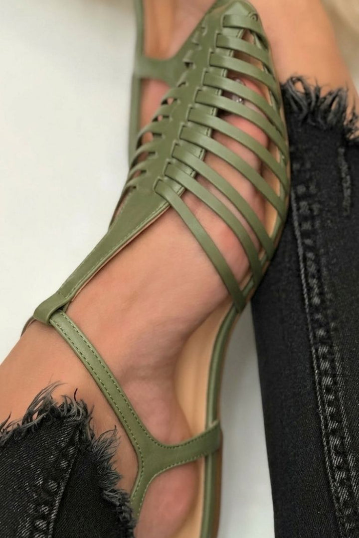 Osnovni casual sandali s cut-out obliko v črni barvi s T-trakom