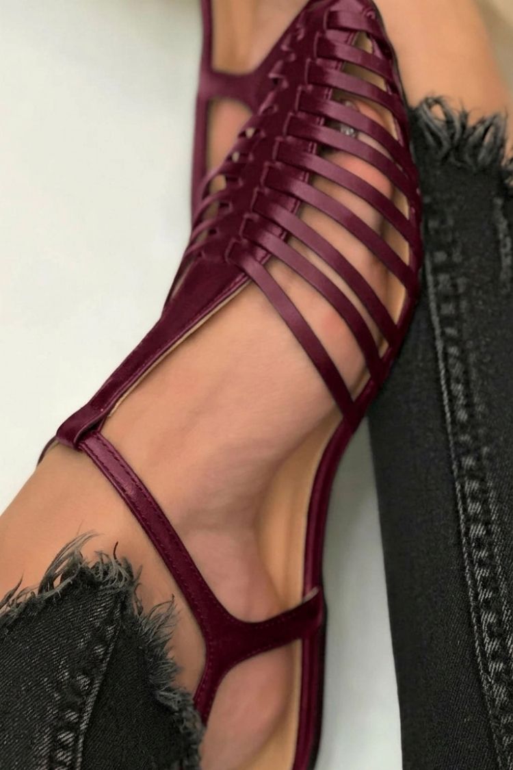 Osnovni casual sandali s cut-out obliko v črni barvi s T-trakom