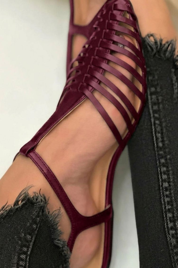 Osnovni casual sandali s cut-out obliko v črni barvi s T-trakom